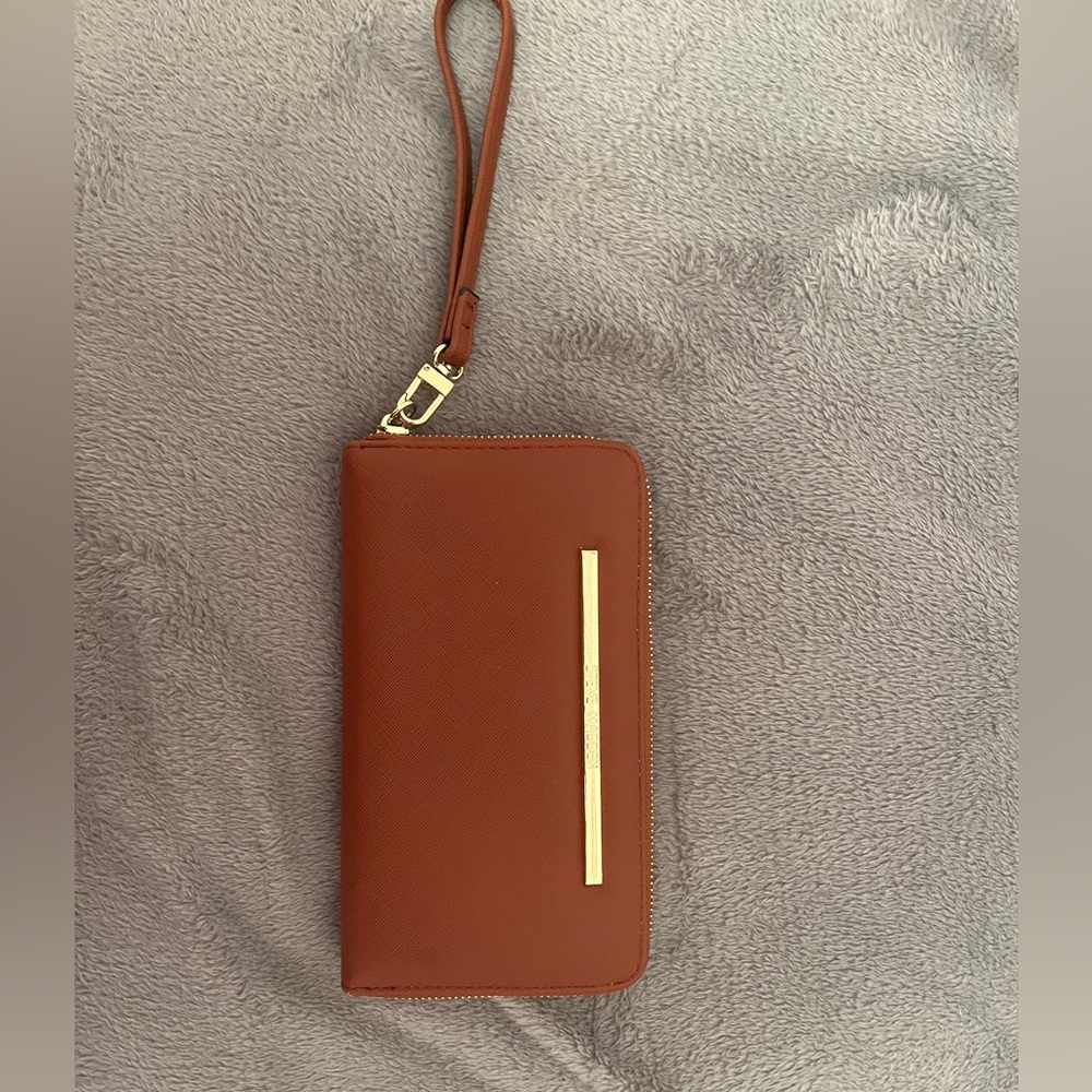 STEVE MADDEN WRISTLET